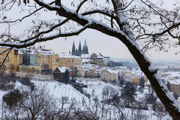 Snowy Prague City Gotyckim Zamkiem Wzgórza Petrin Republika Czeska — Zdjęcie stockowe