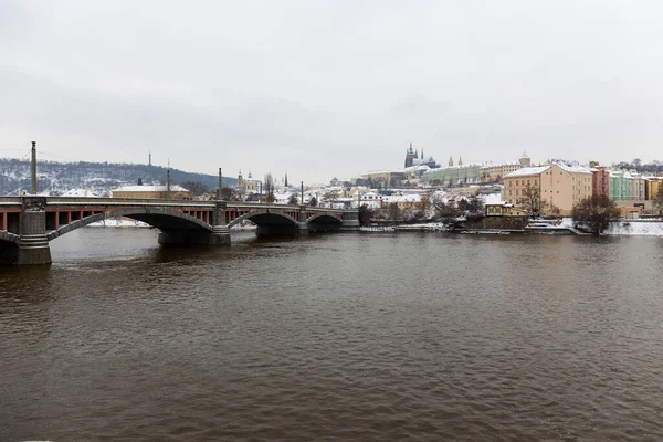 Ciudad Pequeña Nevada Praga Con Castillo Praga Sobre Río Moldava —  Fotos de Stock