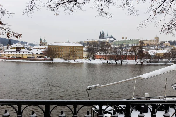 Snöig Prag Mindre Stad Med Prag Slott Ovanför Floden Vltava — Stockfoto