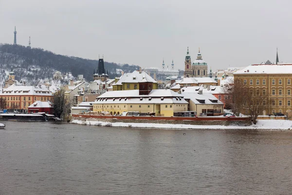 Çek Cumhuriyeti Vltava Nehri Üzerinde Prag Kalesi Bulunan Karlı Prag — Stok fotoğraf