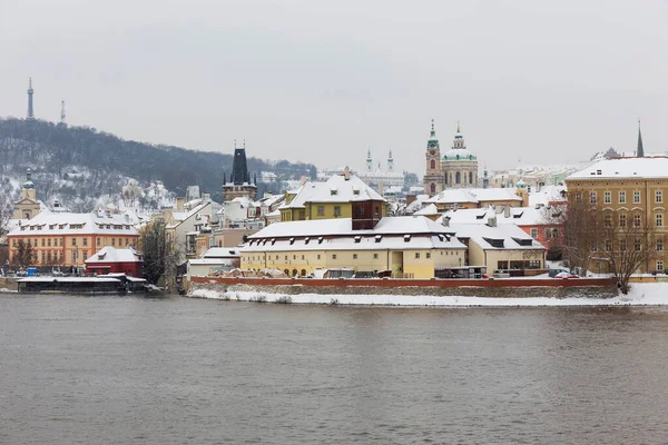 Snowy Prague Cidade Menor Com Castelo Praga Acima Rio Vltava — Fotografia de Stock