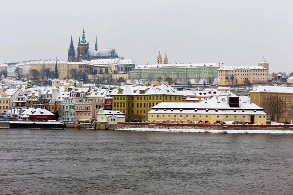 Snöig Prag Mindre Stad Med Prag Slott Ovanför Floden Vltava — Stockfoto