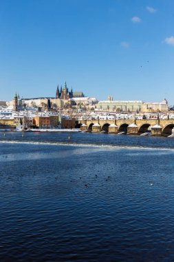 Prag Kalesi ve Vltava Nehri üzerindeki Charles Köprüsü ile Karlı Prag Küçük Kasabası, Çek Cumhuriyeti