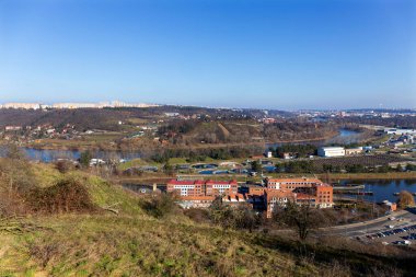 Çek Cumhuriyeti 'nin güneşli gününde Baba Tepesinden Kış Kenti