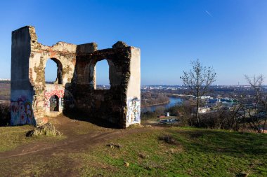 Çek Cumhuriyeti 'nin güneşli gününde Baba Tepesinden Kış Kenti