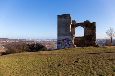 Çek Cumhuriyeti 'nin güneşli gününde Baba Tepesinden Kış Kenti