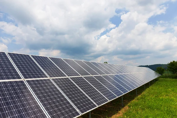 春の太陽光発電所 メドウ — ストック写真