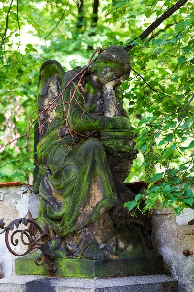 Estátua Histórica Sobre Mistério Antigo Cemitério Praga República Checa — Fotografia de Stock