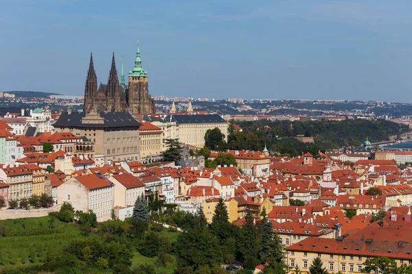 Jesień Miasto Praga Gotyckim Zamkiem Kolorowa Przyroda Drzewami Wzgórza Petrin — Zdjęcie stockowe