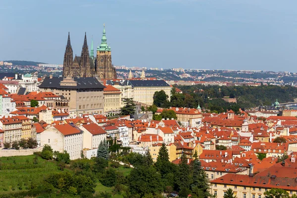 Jesień Miasto Praga Gotyckim Zamkiem Kolorowa Przyroda Drzewami Wzgórza Petrin — Zdjęcie stockowe