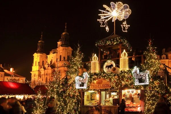 Christmas Mood op het Oude Stadsplein, Praag, Tsjechië — Stockfoto