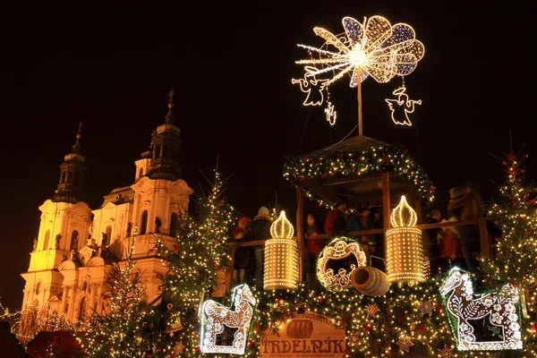 Рождественское настроение на ночной Староместской площади, Чехия — стоковое фото