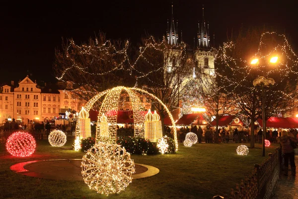 Humor de Navidad en la noche Old Town Square, Praga, República Checa — Foto de Stock