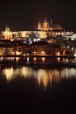Renkli Prag Gotik Kalesi Nehri Vltava Charles Bridge gecenin Çek Cumhuriyeti ile yukarıda