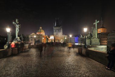 Gece görünümü parlak Prague Old Town üzerinden Charles Bridge, Çek Cumhuriyeti