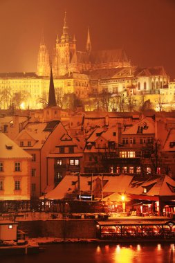 karlı Gotik Prag Kalesi ile charles Köprüsü, Çek Cumhuriyeti