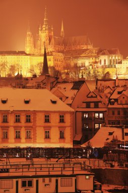 Gece karlı Prague City ile Gotik Castle, Çek Cumhuriyeti