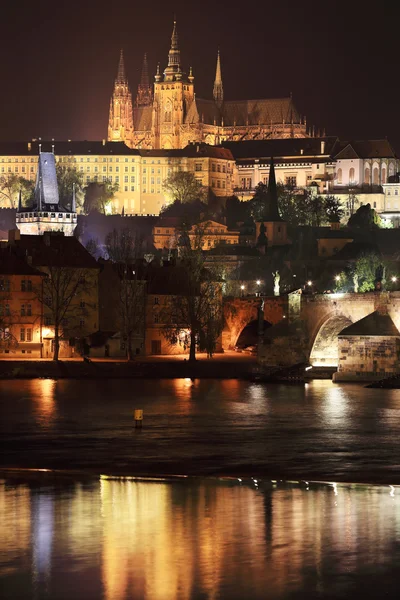 カラフルな夜、チェコのカレル橋でヴルタヴァ川上プラハ ゴシック様式城 — ストック写真