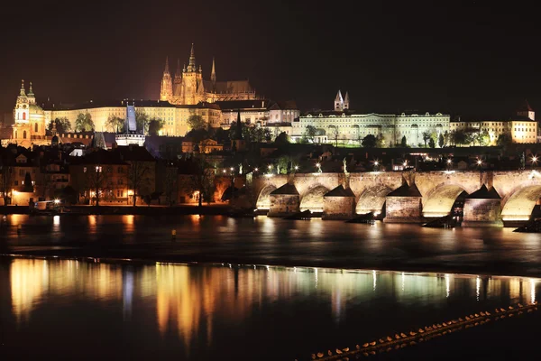 Bunte Prager gotische Burg über der Moldau mit Karlsbrücke in der Nacht, Tschechische Republik — Stockfoto