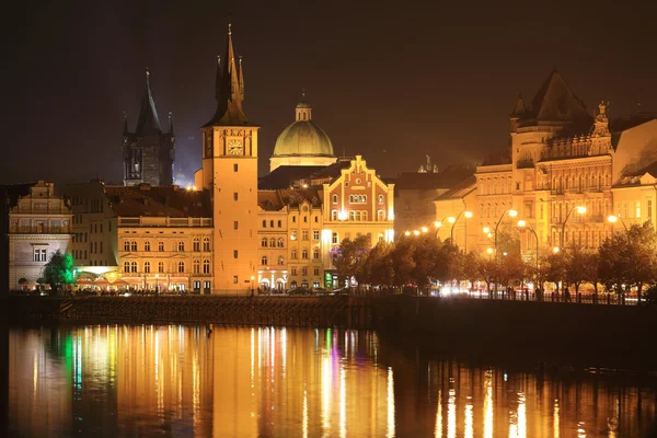 La noche Vista sobre la brillante Ciudad Vieja de Praga sobre el río Moldava, República Checa — Foto de Stock