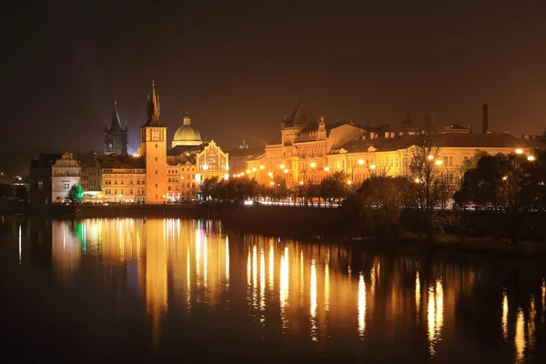 Ночной вид на яркий старый город над рекой Влтавой, Чехия — стоковое фото
