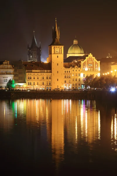 Der nächtliche Blick auf die helle Prager Altstadt über der Moldau, Tschechische Republik — Stockfoto