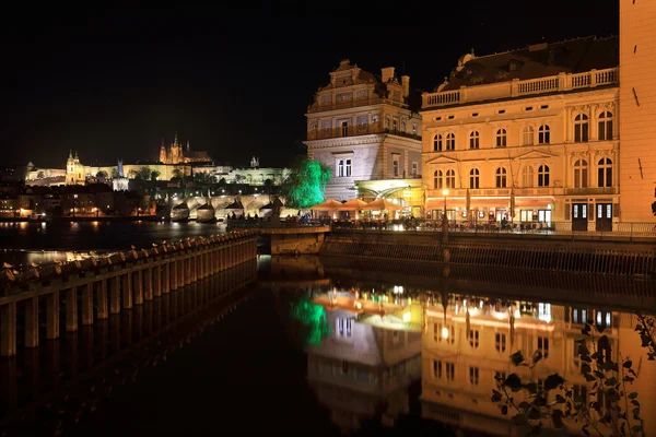 Gece Prag Gotik Kalesi, charles Köprüsü, Çek Cumhuriyeti — Stok fotoğraf