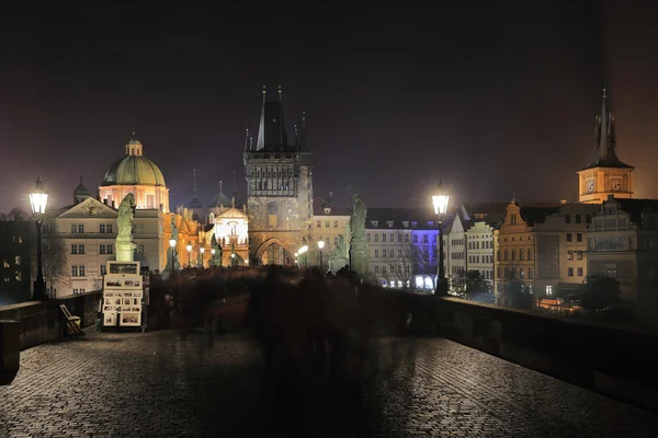 Ночной вид на яркий старый город с Карлова моста, Чехия — стоковое фото