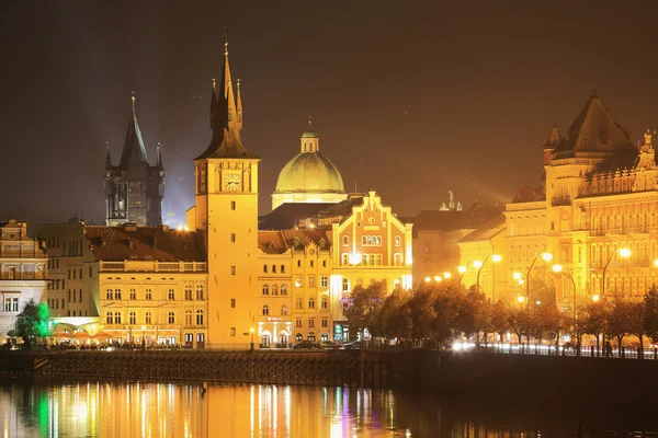 La noche Vista sobre la brillante Ciudad Vieja de Praga sobre el río Moldava, República Checa — Foto de Stock
