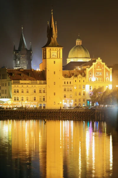 La noche Vista sobre la brillante Ciudad Vieja de Praga sobre el río Moldava, República Checa — Foto de Stock