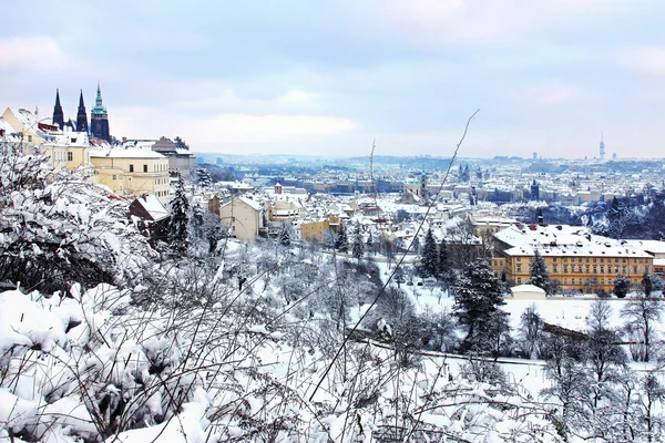Verschneite Prager gotische Burg über der Moldau, Tschechische Republik — Stockfoto