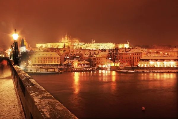 Ville de Prague enneigée de nuit avec château gothique, République tchèque — Photo