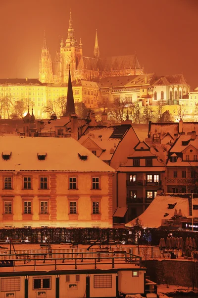 Noite nevada Praga Cidade com castelo gótico, República Checa — Fotografia de Stock