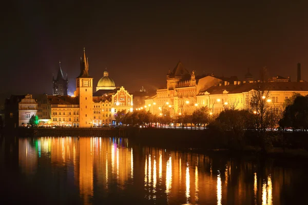 Vista nocturna de la brillante Ciudad Vieja de Praga, República Checa — Foto de Stock