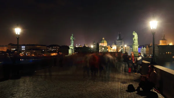 Gece görünümü üzerinde parlak Prague Old Town, Çek Cumhuriyeti — Stok fotoğraf