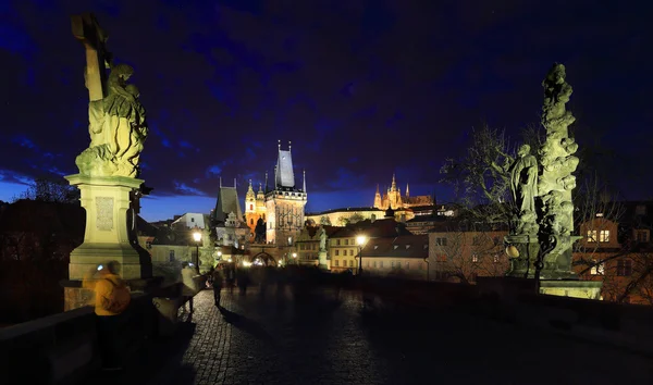 Nacht Praagse gotische burcht en de st.-Niklaaskathedraal met charles bridge, Tsjechië — Stockfoto