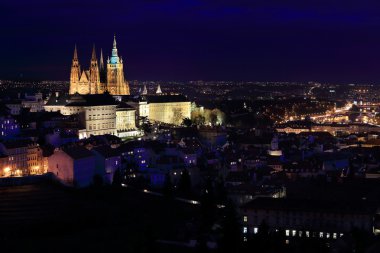 Gece kış Prague City ile Gotik Castle, Çek Cumhuriyeti