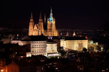 Gece kış Prague City ile Gotik Castle, Çek Cumhuriyeti
