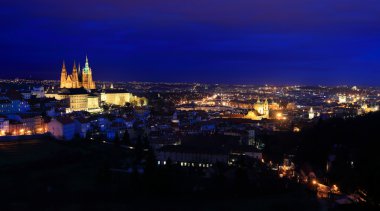Gece kış Prague City ile Gotik Castle, Çek Cumhuriyeti