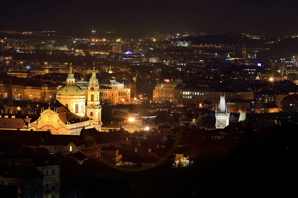 夜の街で聖ニコラス大聖堂、チェコ共和国のプラハ冬 — ストック写真