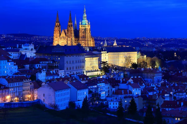 Natt vinter Prague City med gotiska slott, Tjeckien — Stockfoto