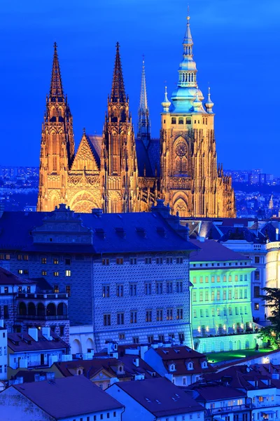 Cidade de Praga de inverno com o castelo gótico após o pôr do sol, República Checa — Fotografia de Stock