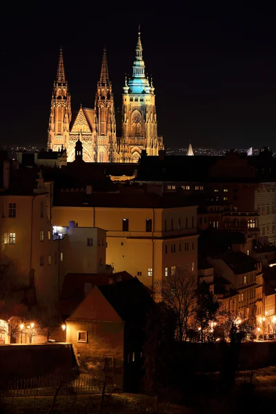 Inverno noturno Praga Cidade com o Castelo Gótico, República Checa — Fotografia de Stock