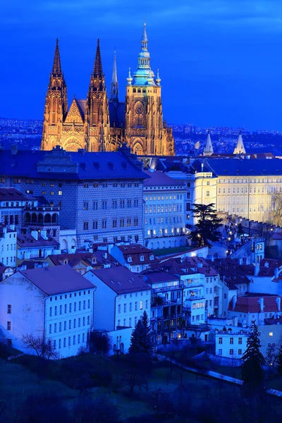 Noche invierno Praga ciudad con el castillo gótico, República Checa —  Fotos de Stock
