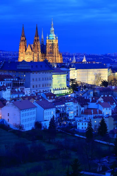 Nacht winter Prague City met de gotische Castle, Tsjechië — Stockfoto