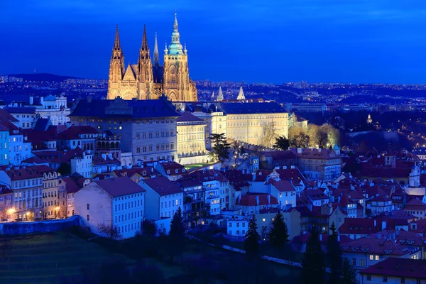 Nacht winter Prague City met de gotische Castle, Tsjechië — Stockfoto