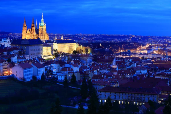 Nacht Winter Prag Stadt mit der gotischen Burg, Tschechische Republik — Stockfoto