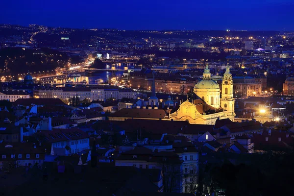 Noche invierno Praga con la Catedral de San Nicolás, República Checa — Foto de Stock