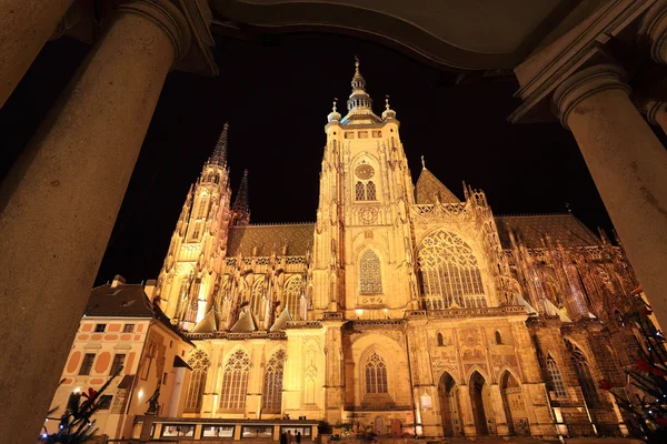 Gotik st. vitus Katedrali üzerinde gece, Çek Cumhuriyeti Prag Kalesi — Stok fotoğraf
