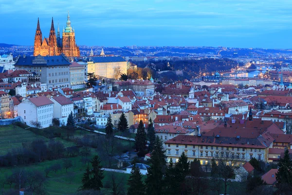 Noche invierno Praga ciudad con el castillo gótico, República Checa —  Fotos de Stock